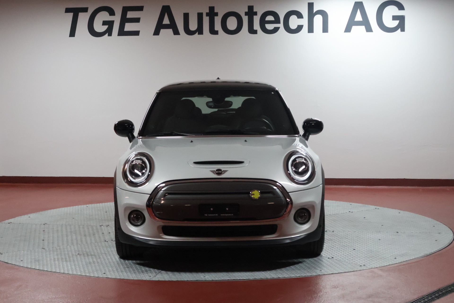 MINI Cooper SE-showroom-element-1