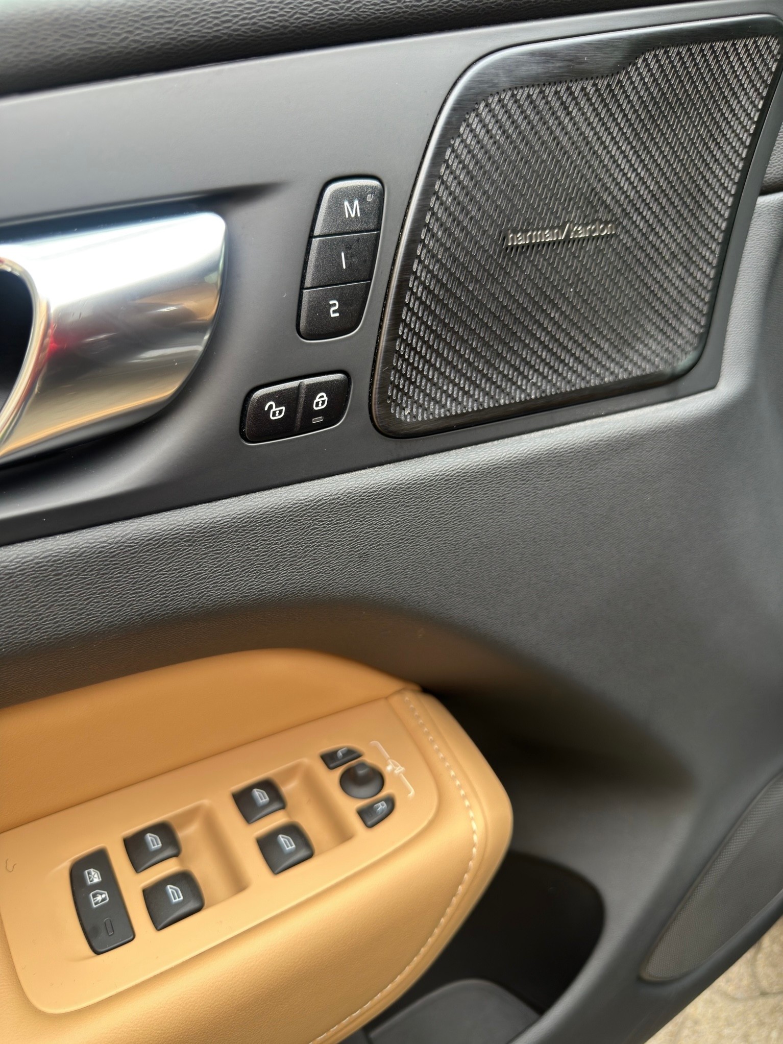 VOLVO XC60 T8 eAWD PluginHybrid Plus Bright Geartronic-image-10
