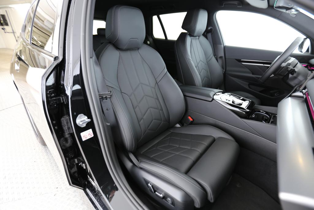 BMW 520d xDrive Touring-image-12