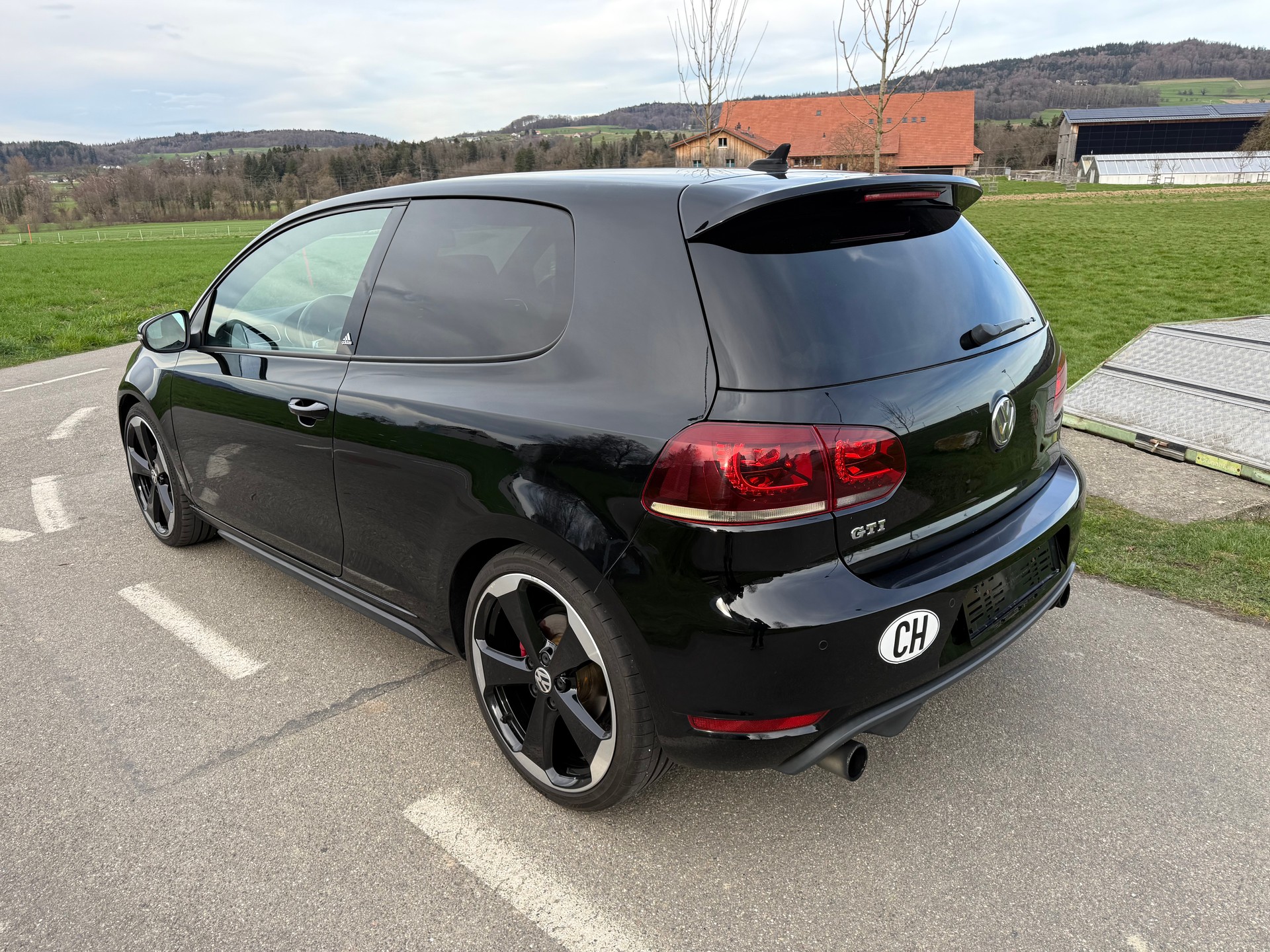 VW Golf 2.0 TSI GTI Adidas-image-2