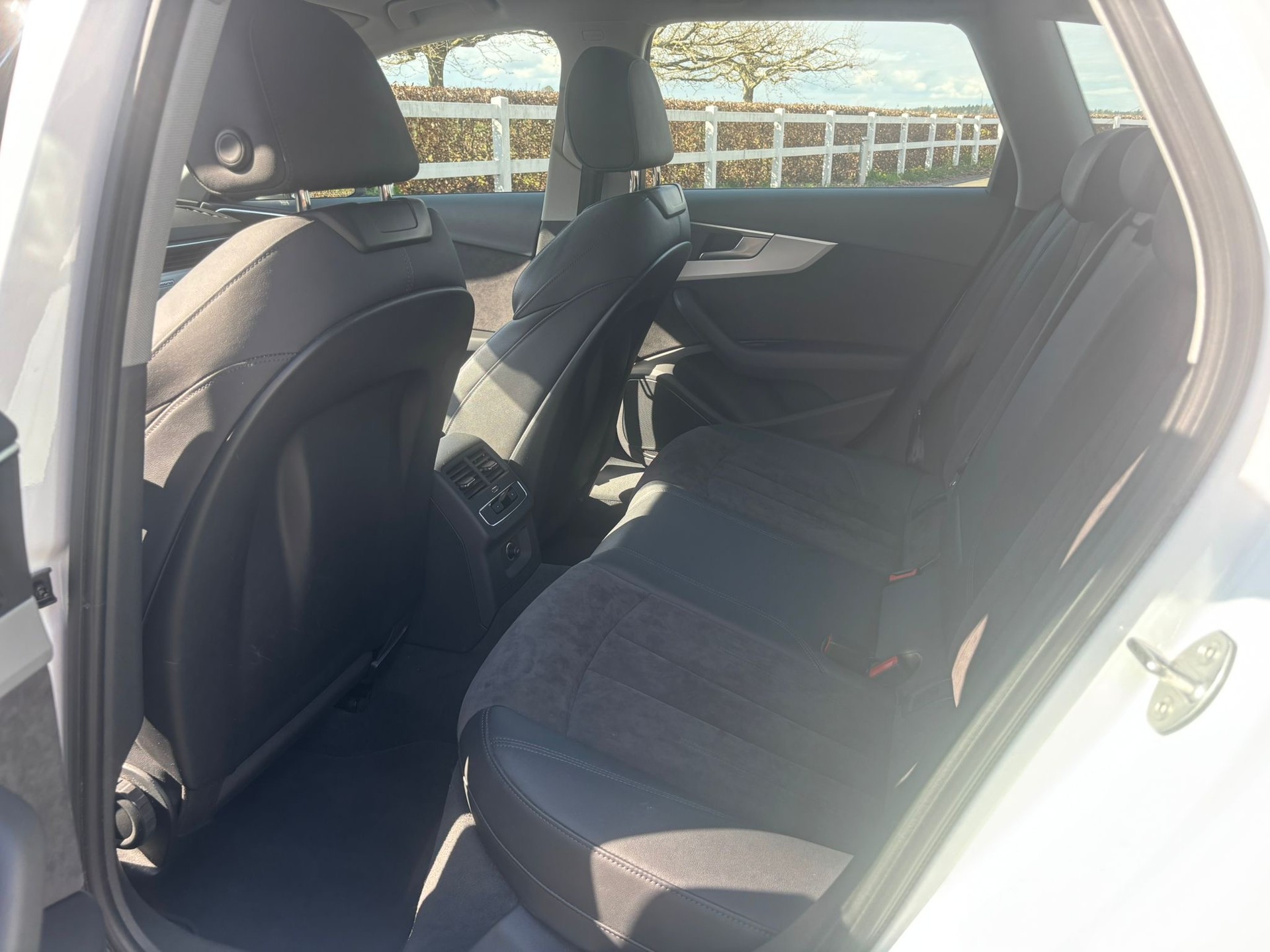 AUDI A4 Avant 2.0 TDI quattro S-tronic-image-10