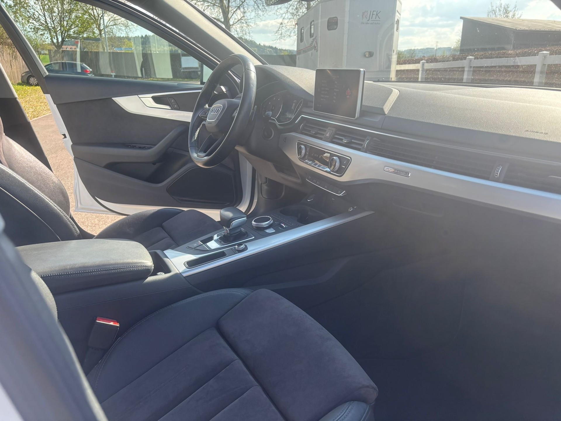 AUDI A4 Avant 2.0 TDI quattro S-tronic-image-9