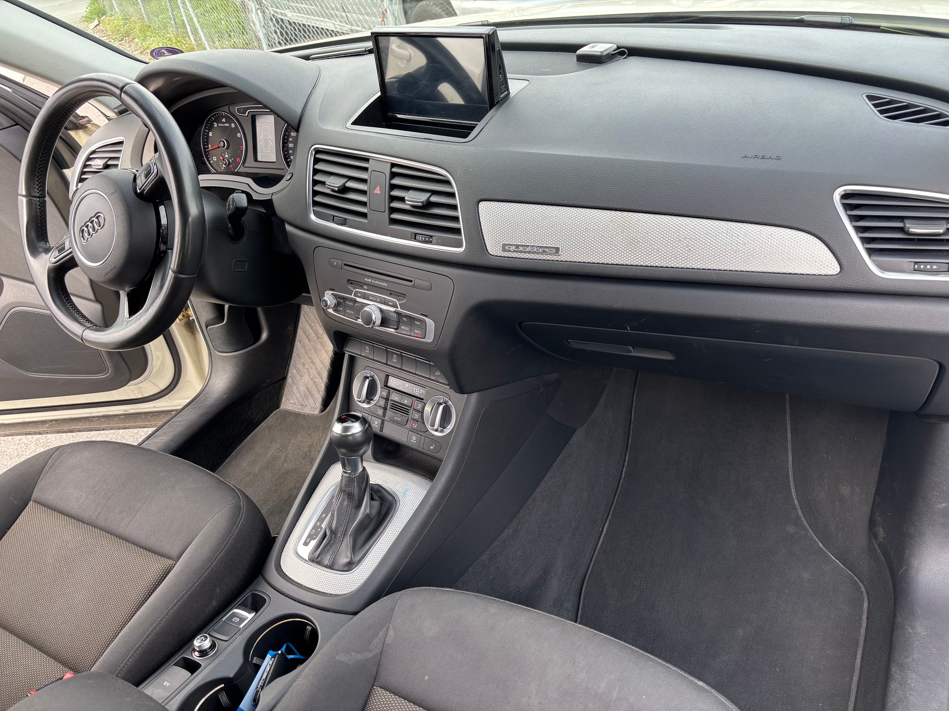 AUDI Q3 2.0 TFSI quattro S-tronic-image-11