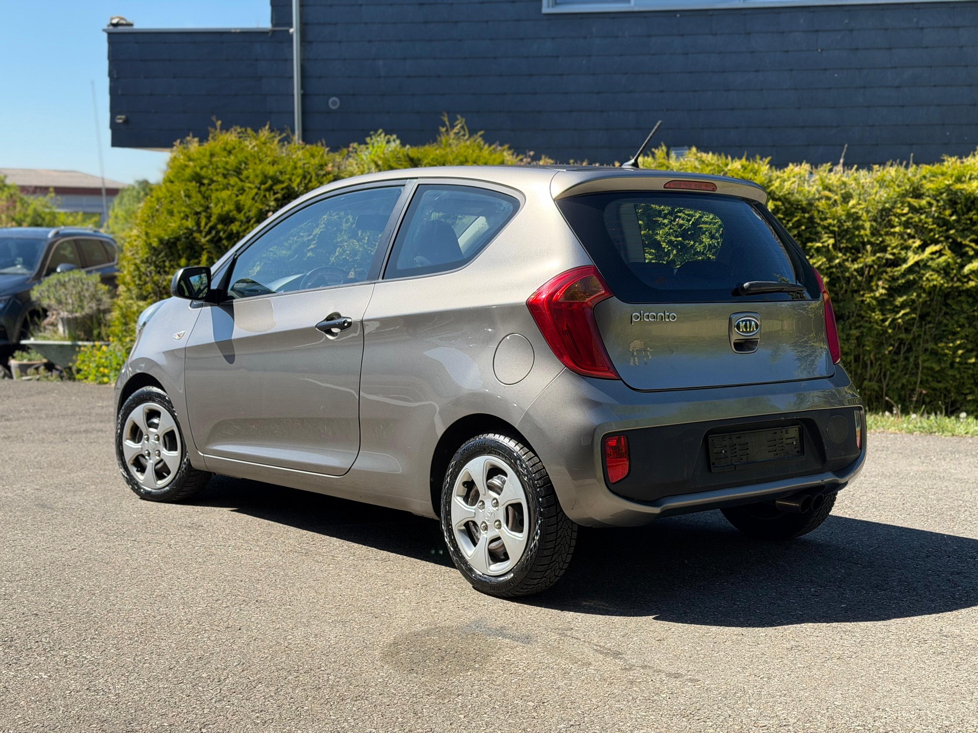 KIA Morning-showroom-element-2