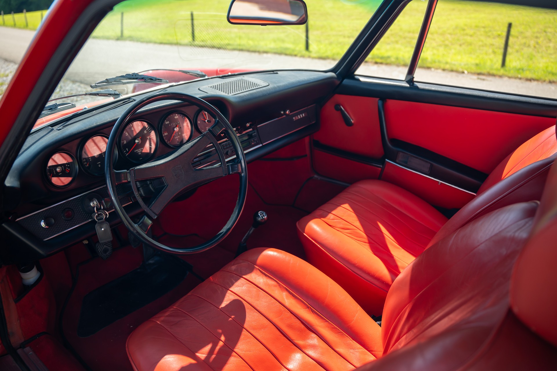 PORSCHE 911 E-image-11