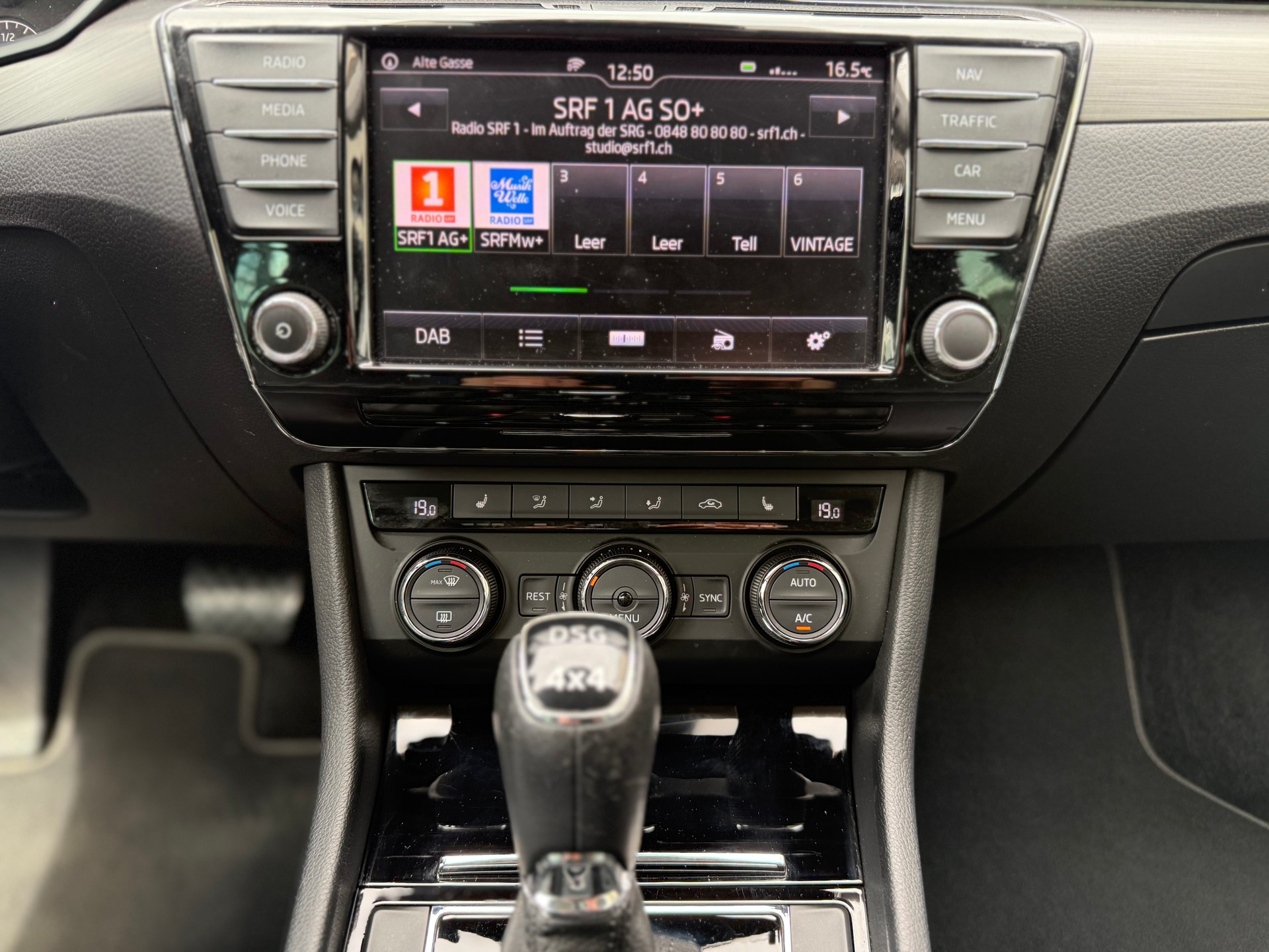 SKODA Superb Combi 2.0 TDi Style 4x4 DSG-image-18