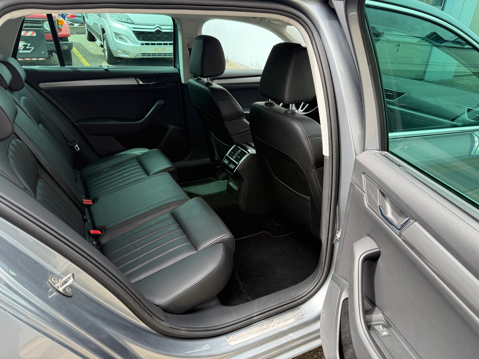 SKODA Superb Combi 2.0 TDi Style 4x4 DSG-image-24