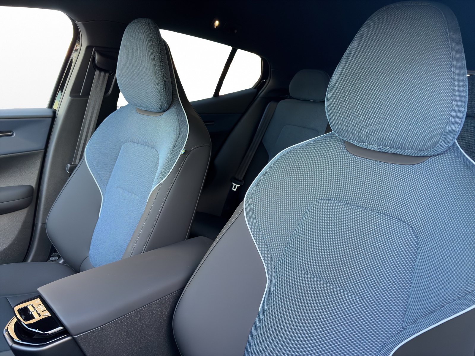 VOLVO EX30 E60 Plus Swiss Black Edition-image-8