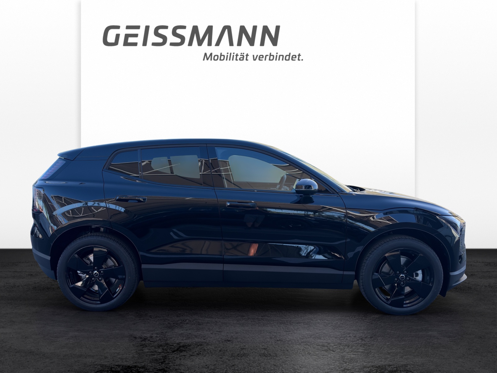 VOLVO EX30 E60 Plus Swiss Black Edition-showroom-element-3