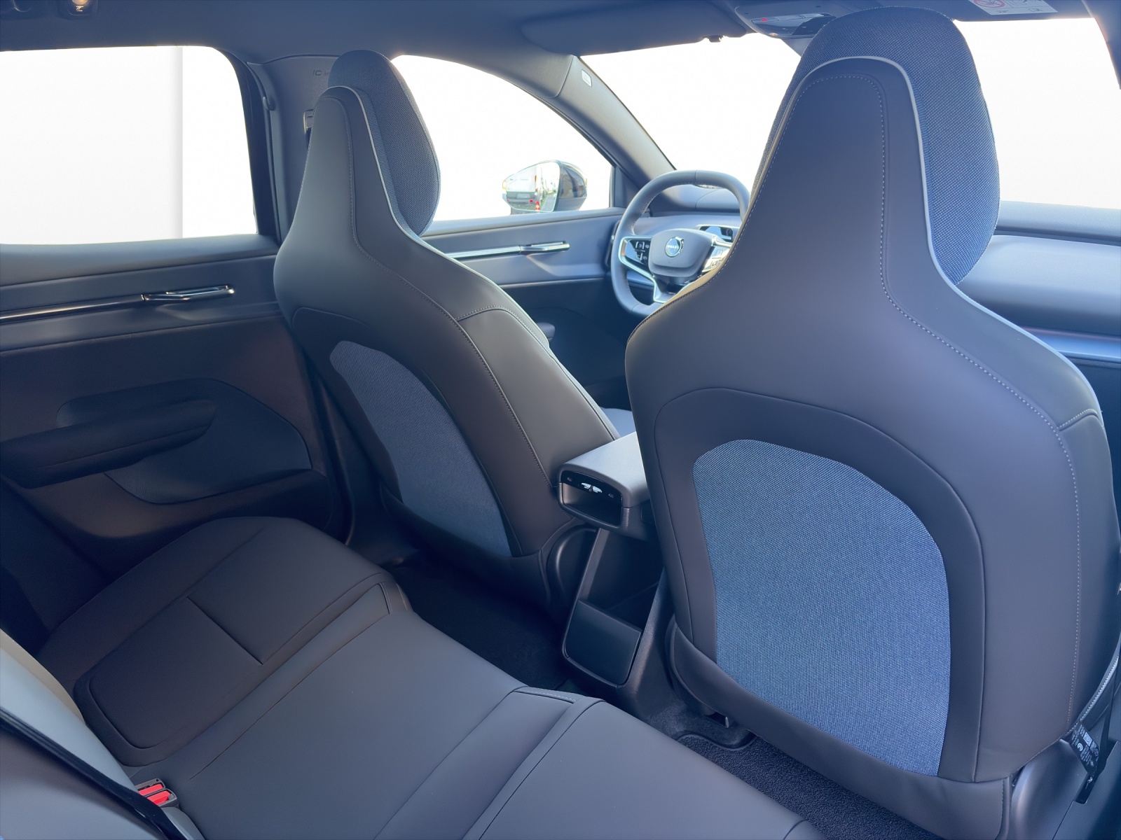 VOLVO EX30 E60 Plus Swiss Black Edition-image-17