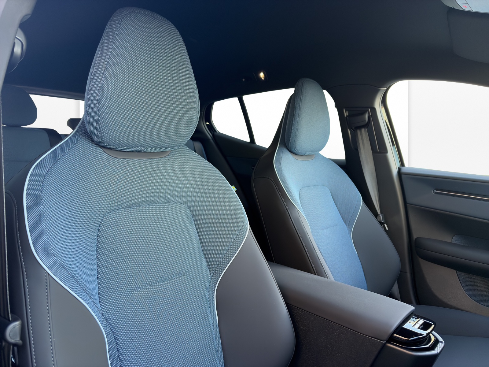 VOLVO EX30 E60 Plus Swiss Black Edition-image-15