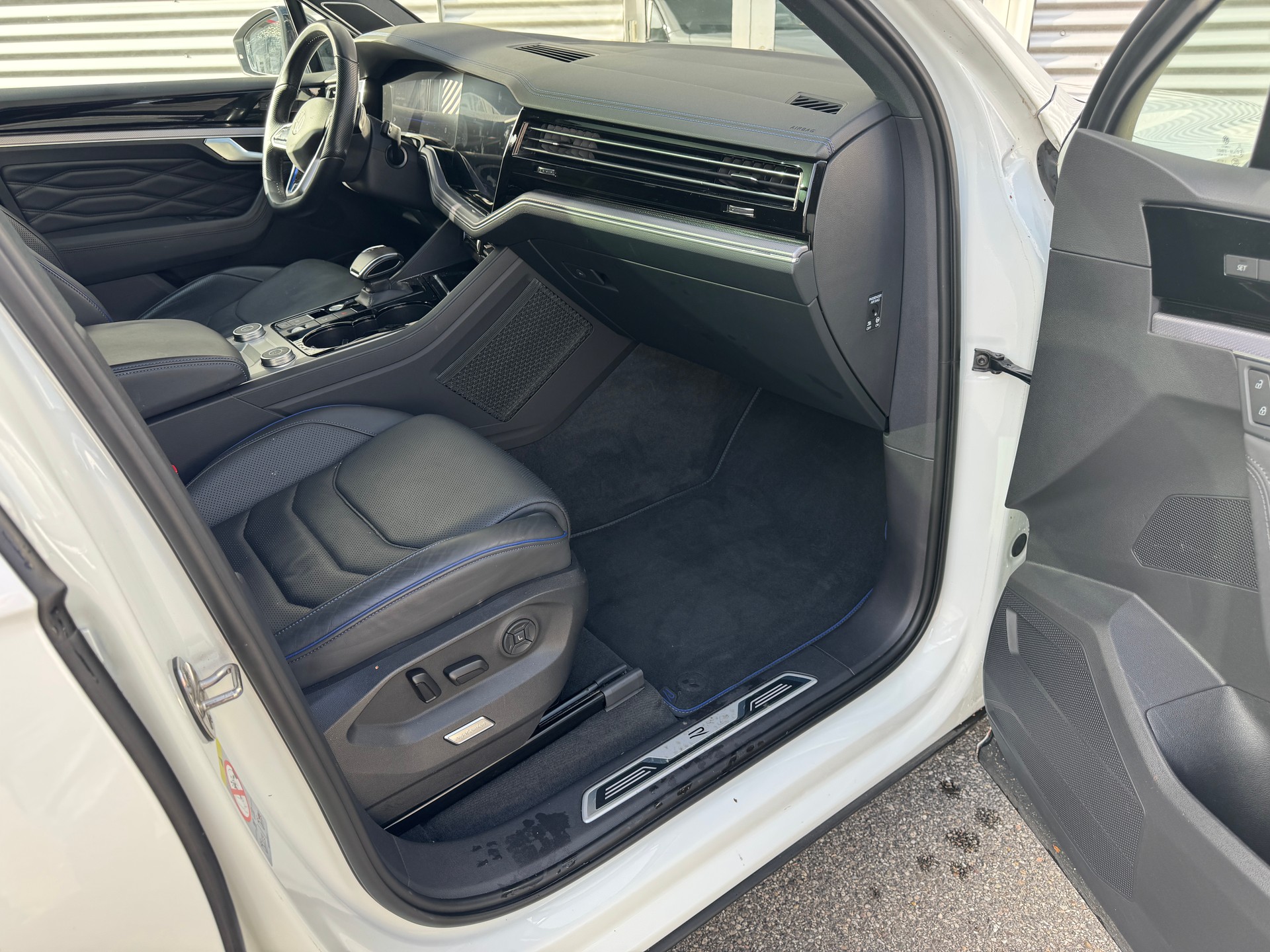 VW Touareg 3.0 TSI eHybrid R Tiptronic-showroom-element-2