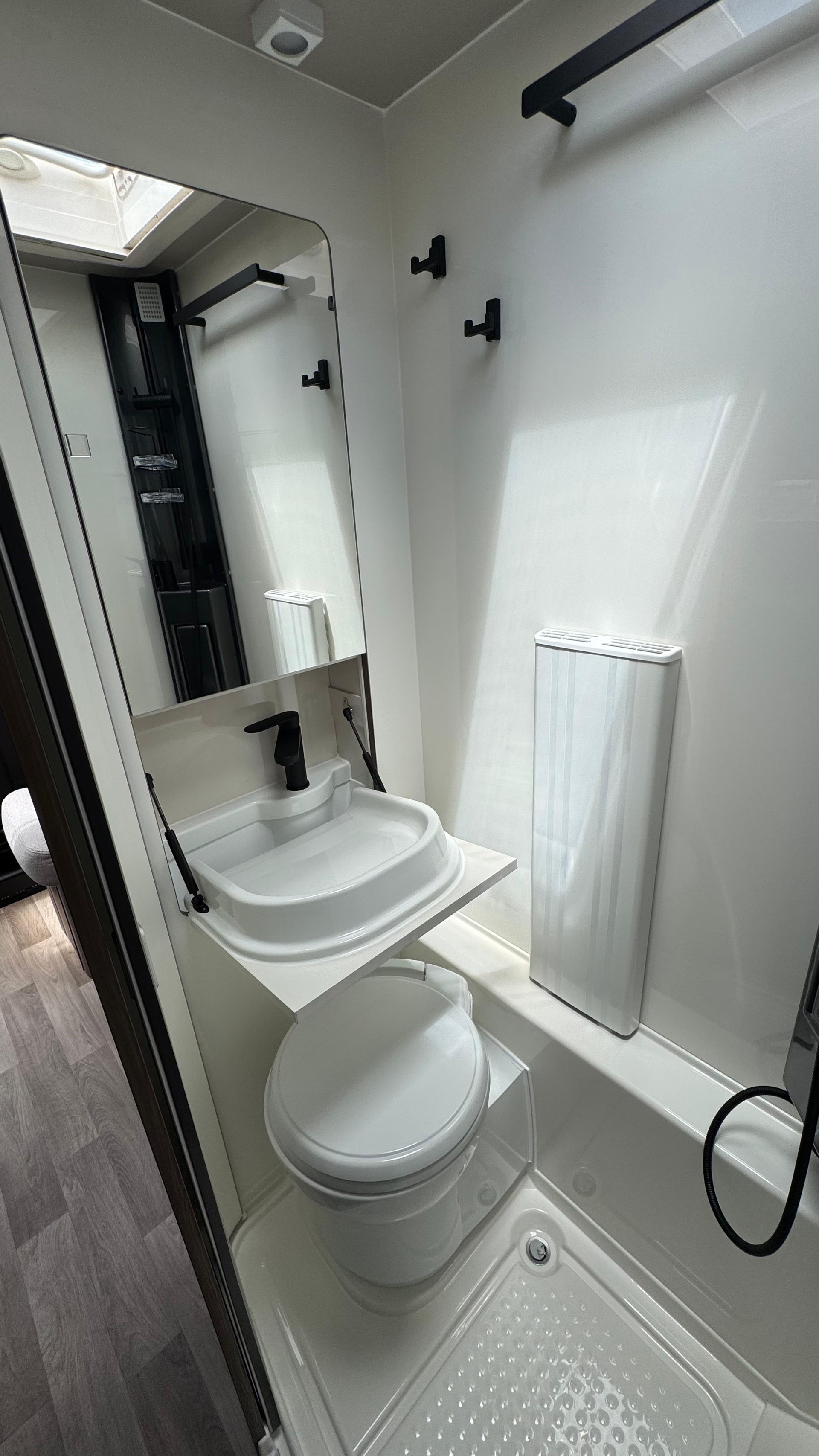 KABE Novum 750 LGB Traq 4x4-image-19