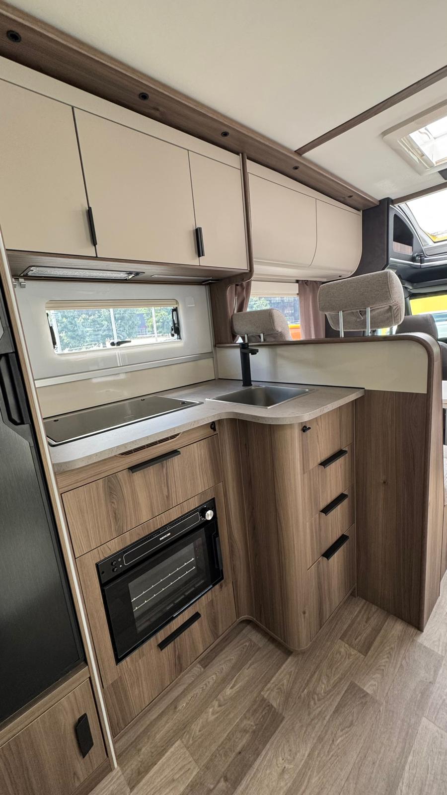 KABE Novum 750 LGB Traq 4x4-image-9