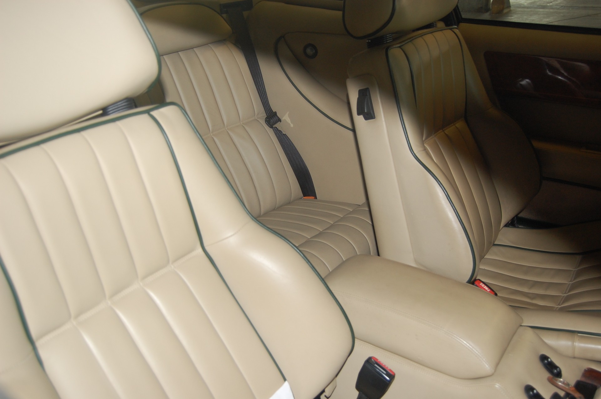 ASTON MARTIN Virage-image-5
