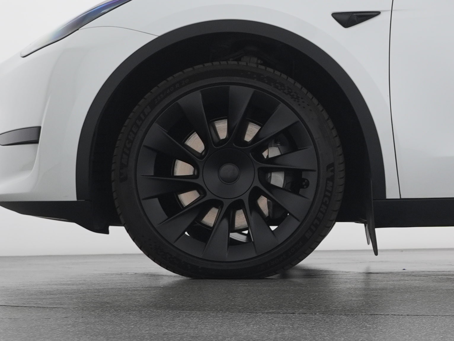 TESLA Model Y RWD-showroom-element-2