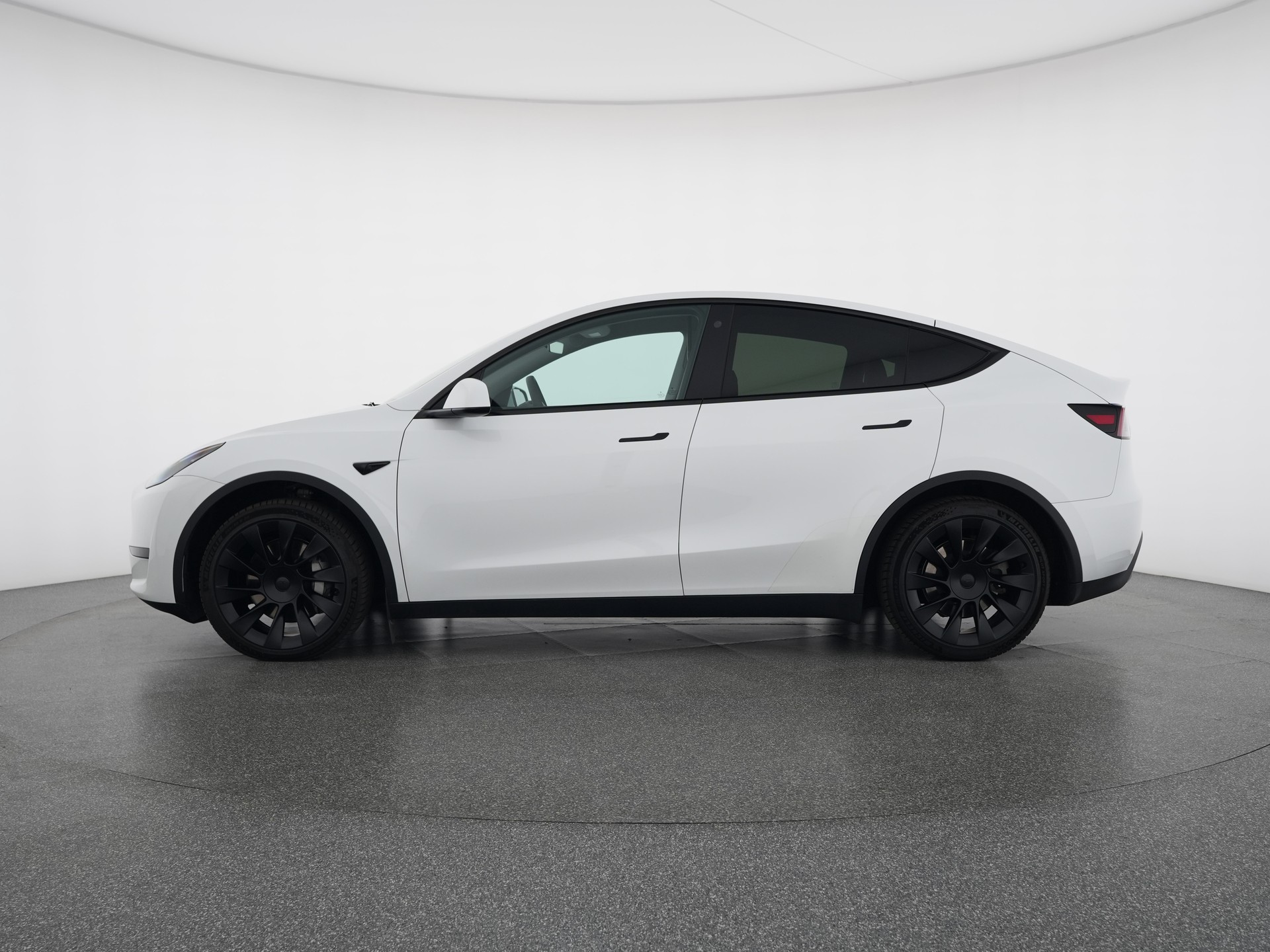 TESLA Model Y RWD-showroom-element-1