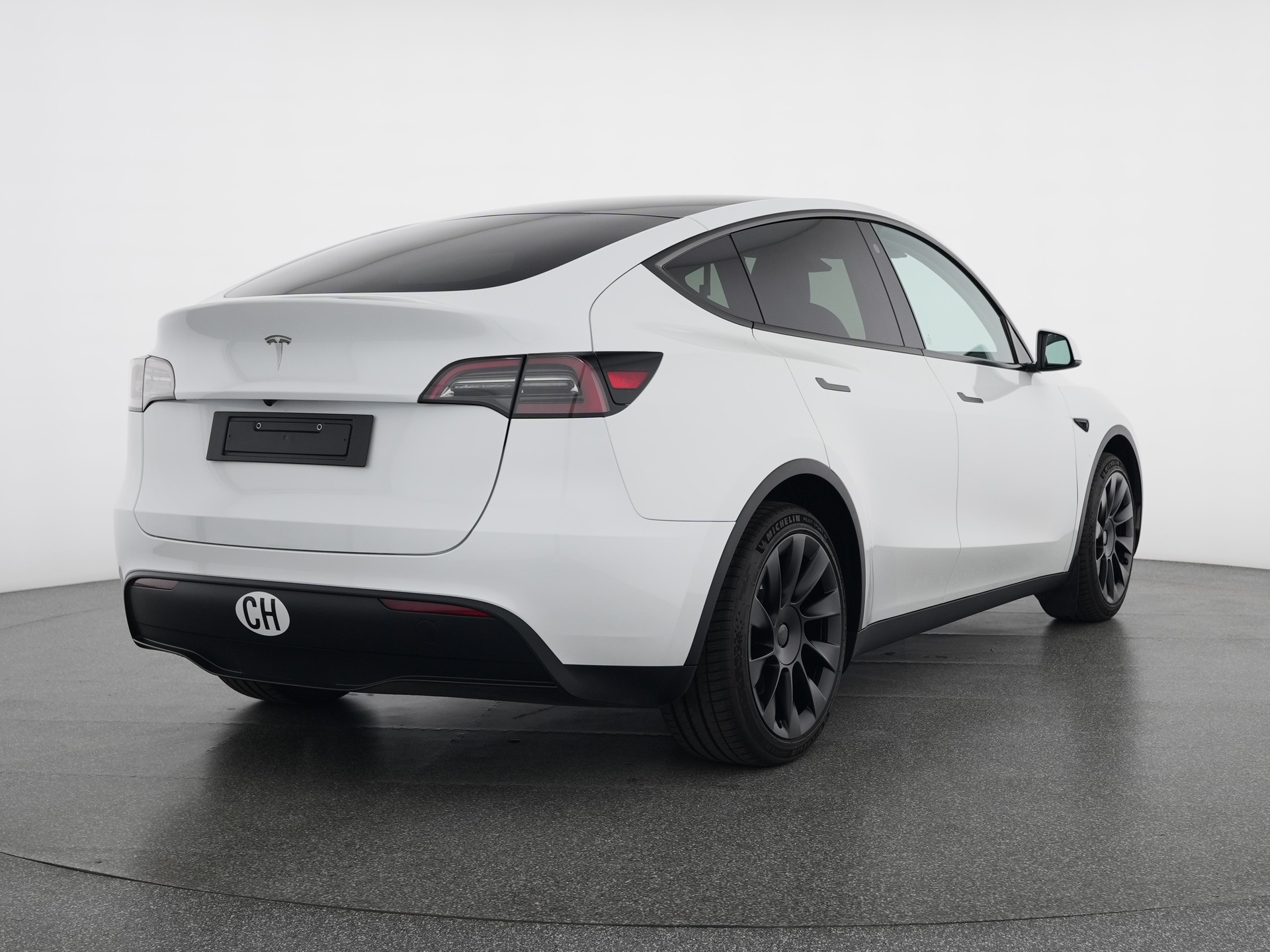 TESLA Model Y RWD-showroom-element-3