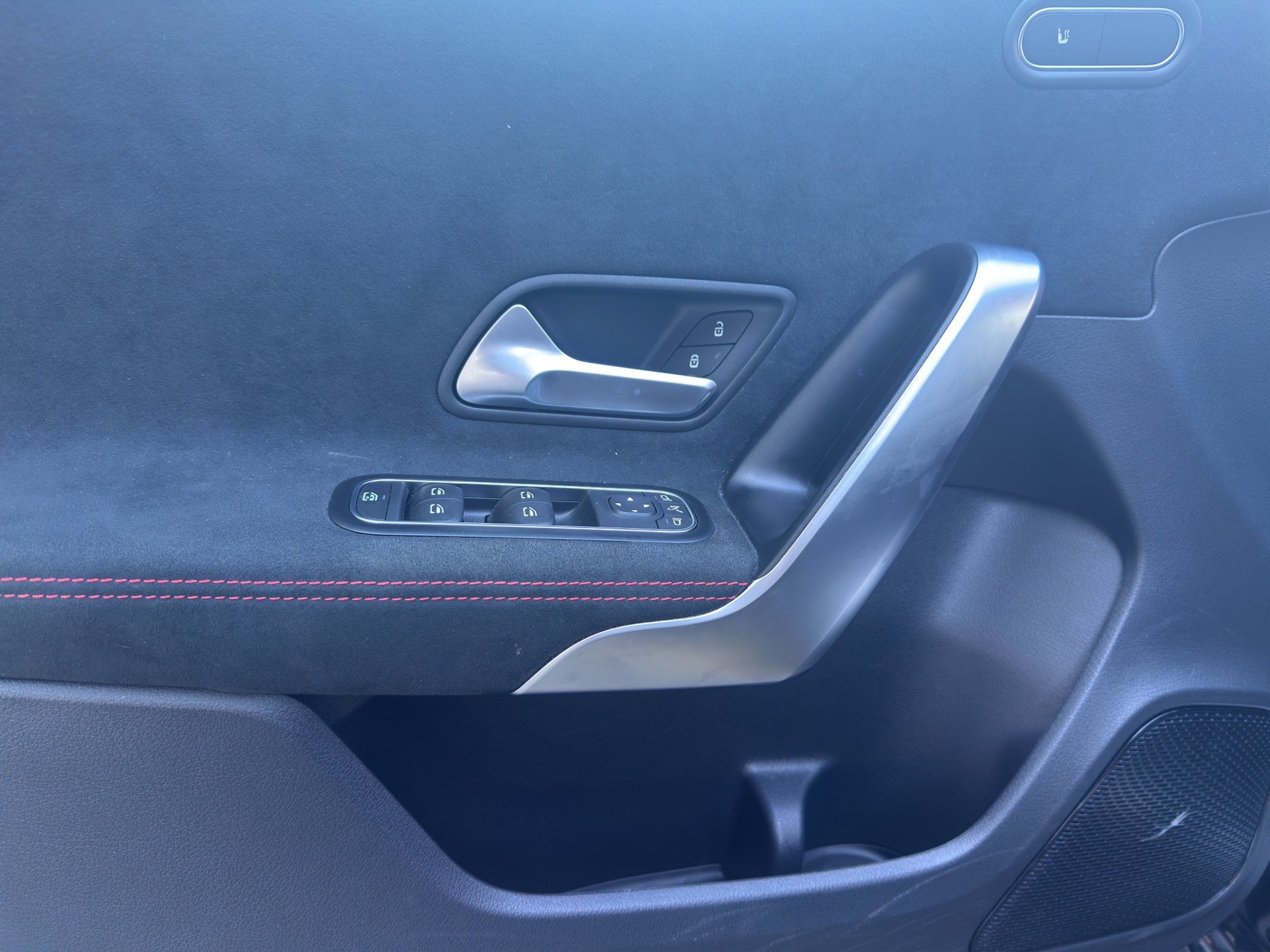 MERCEDES-BENZ A 220 4Matic 8G-DCT AMG Line Night-image-9