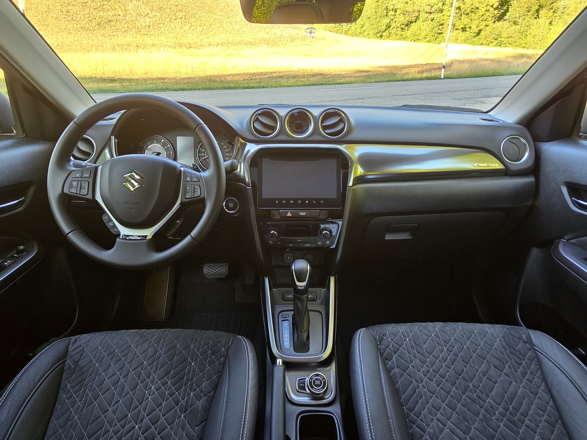 SUZUKI Vitara 1.5 Hybrid Piz Sulai Top 4x4-showroom-element-3