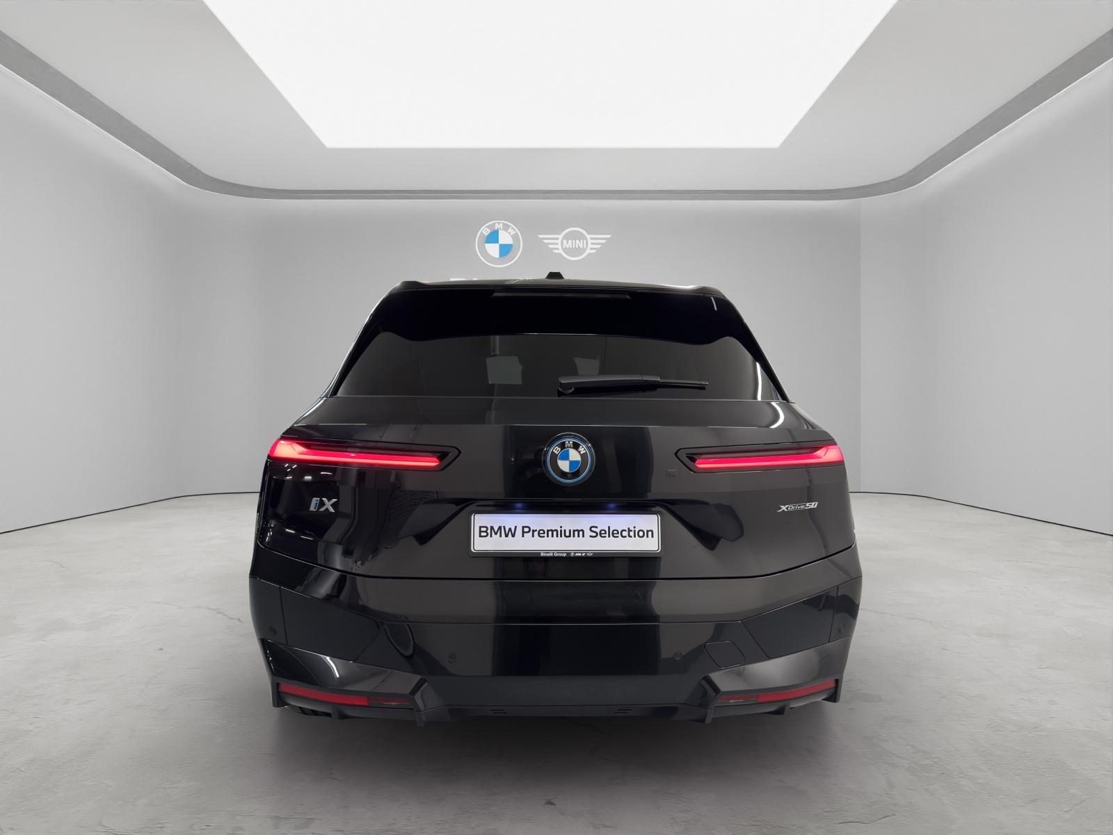 BMW iX xDrive50-showroom-element-3