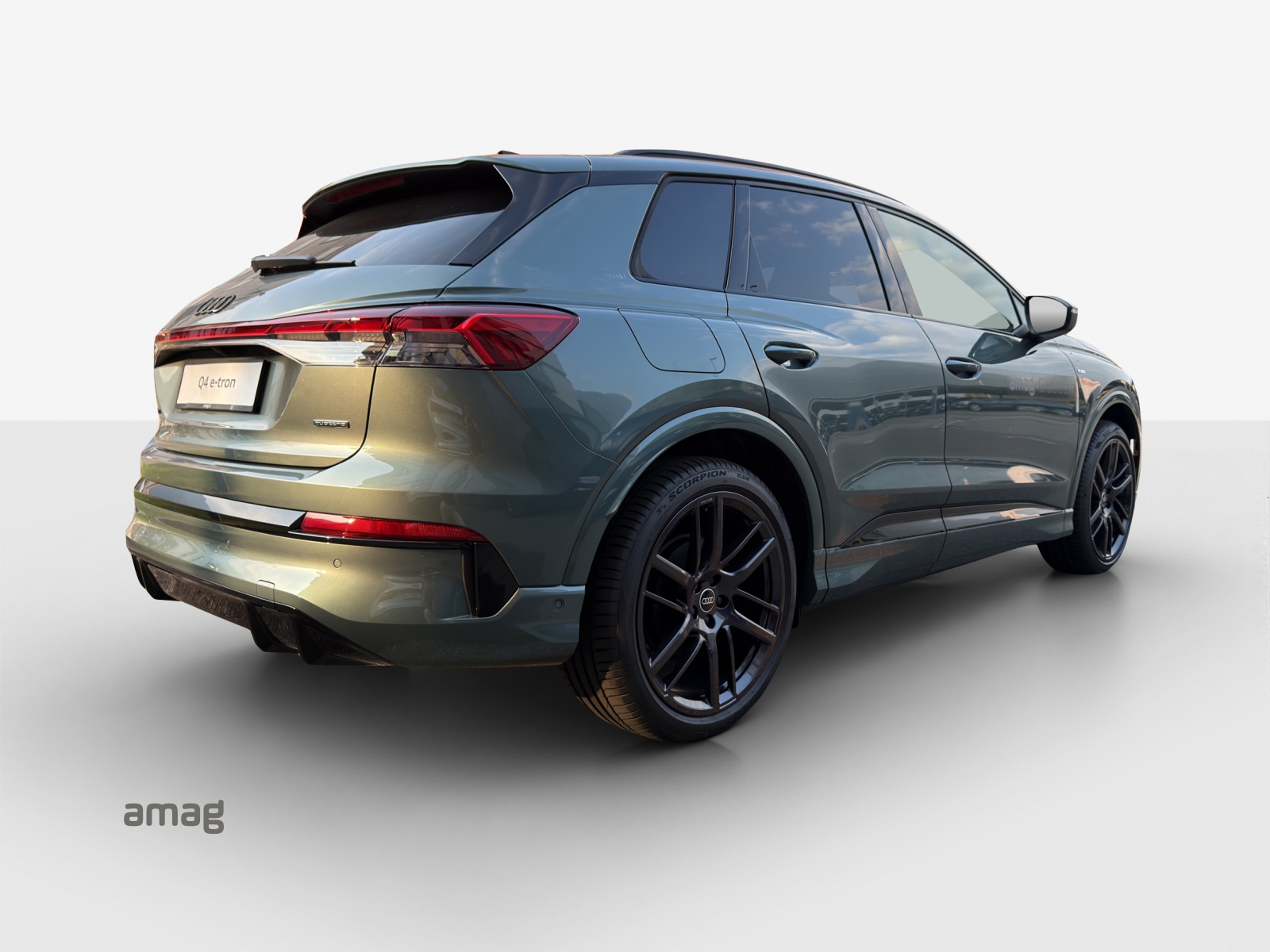 AUDI Q4 e-tron SUV quattro performance Swiss Ski-image-4