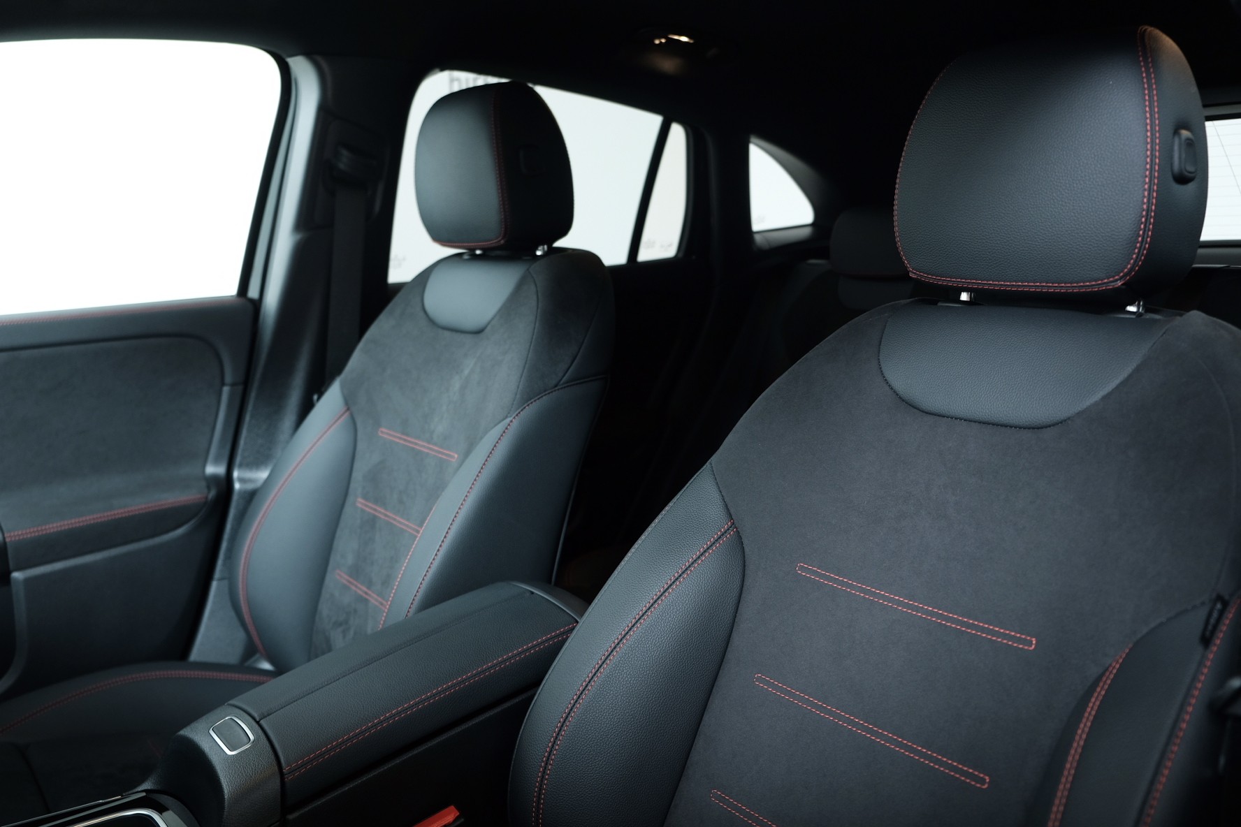 MERCEDES-BENZ GLA 220 d AMG Line 4matic H247-image-9