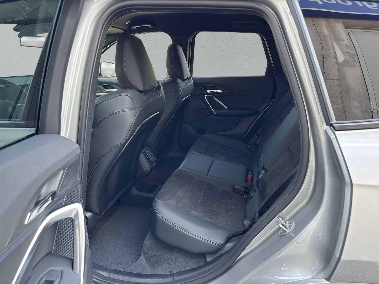 BMW iX1 xDrive 30 Edition M Sport-image-15