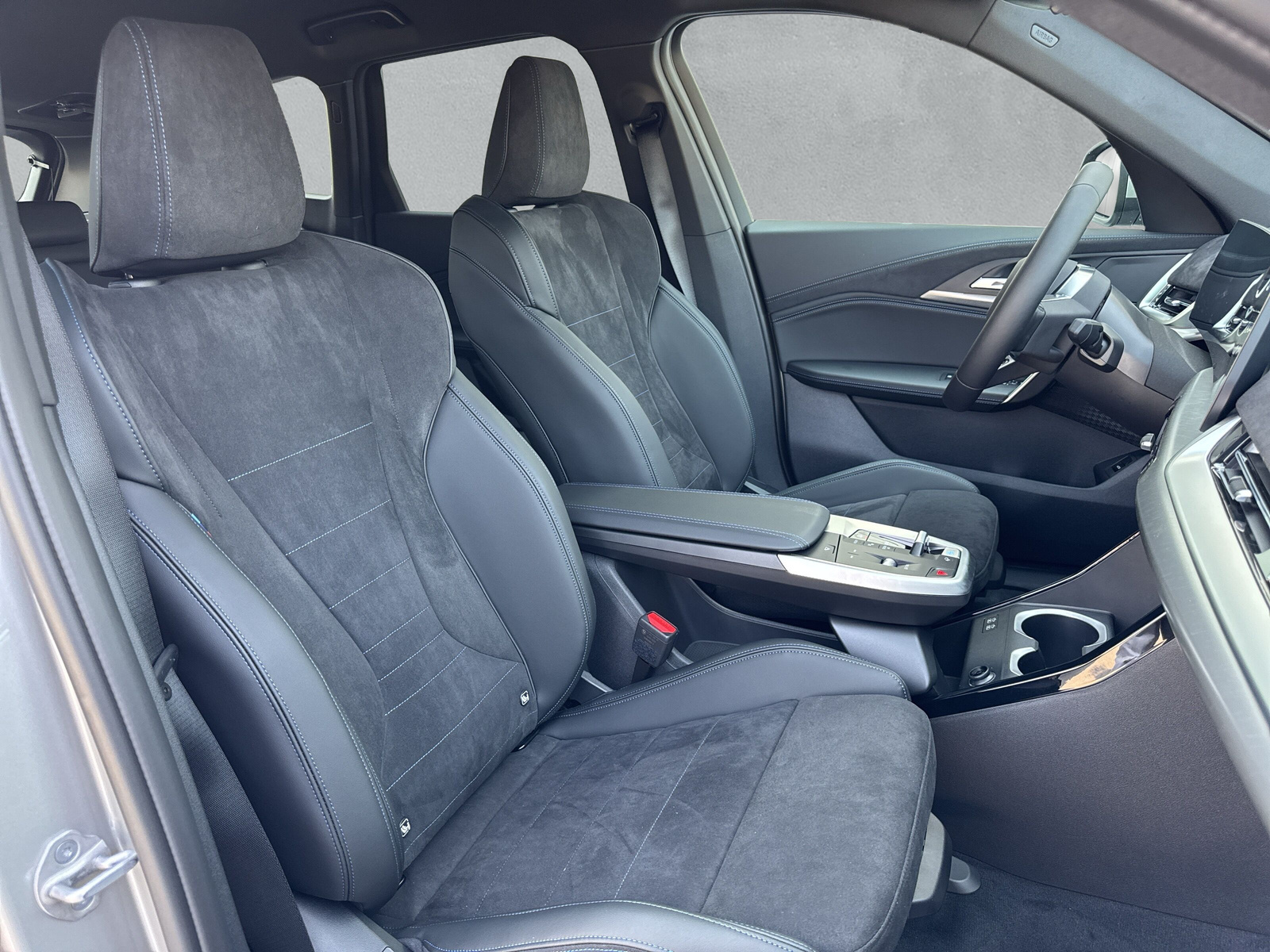 BMW iX1 xDrive 30 Edition M Sport-image-12