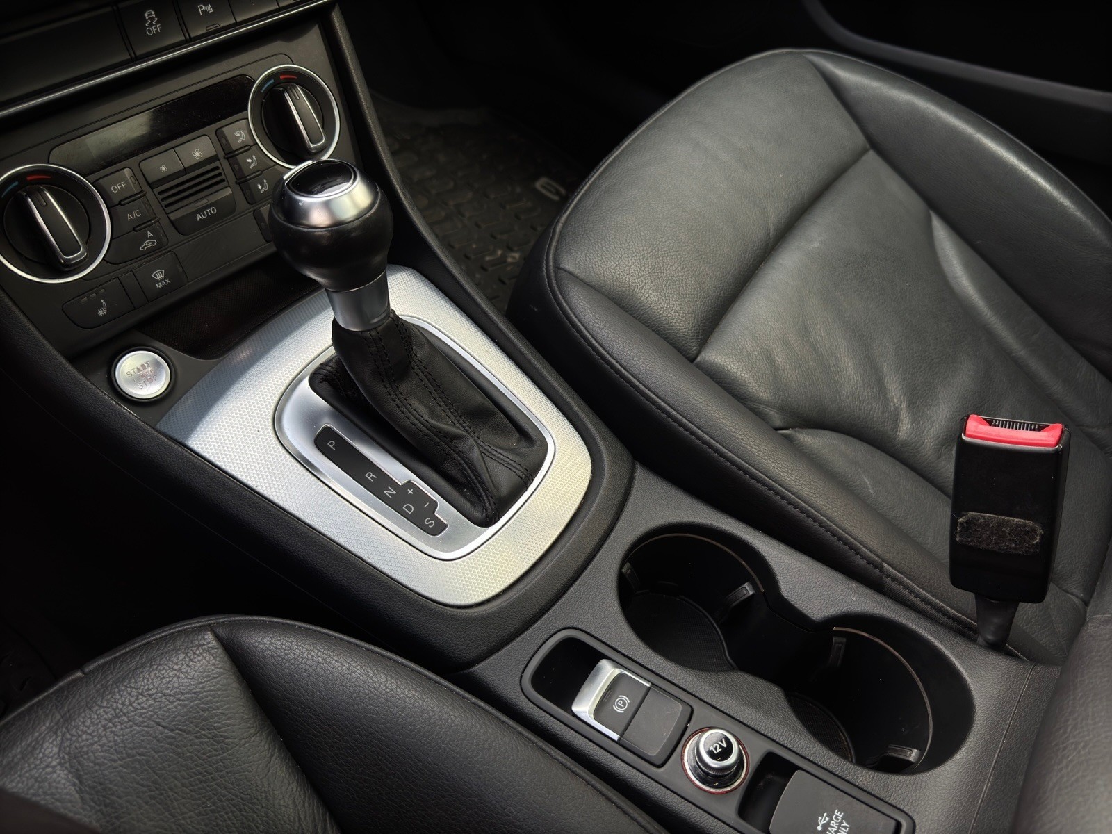 AUDI Q3 2.0 TFSI quattro S-tronic *S-Line*Panorama-Schiebedach + Rückfahrkamera*-image-18