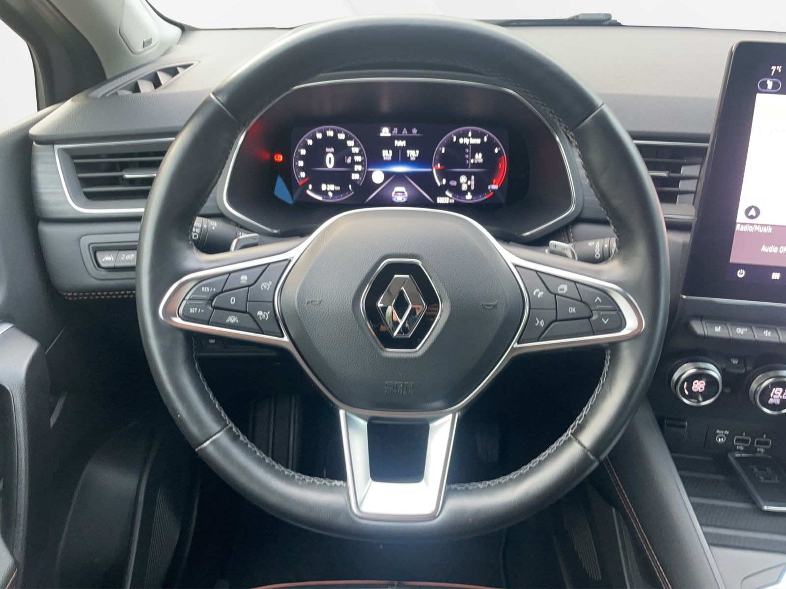 RENAULT Captur 1.3 TCe 140 Initiale EDC-image-11
