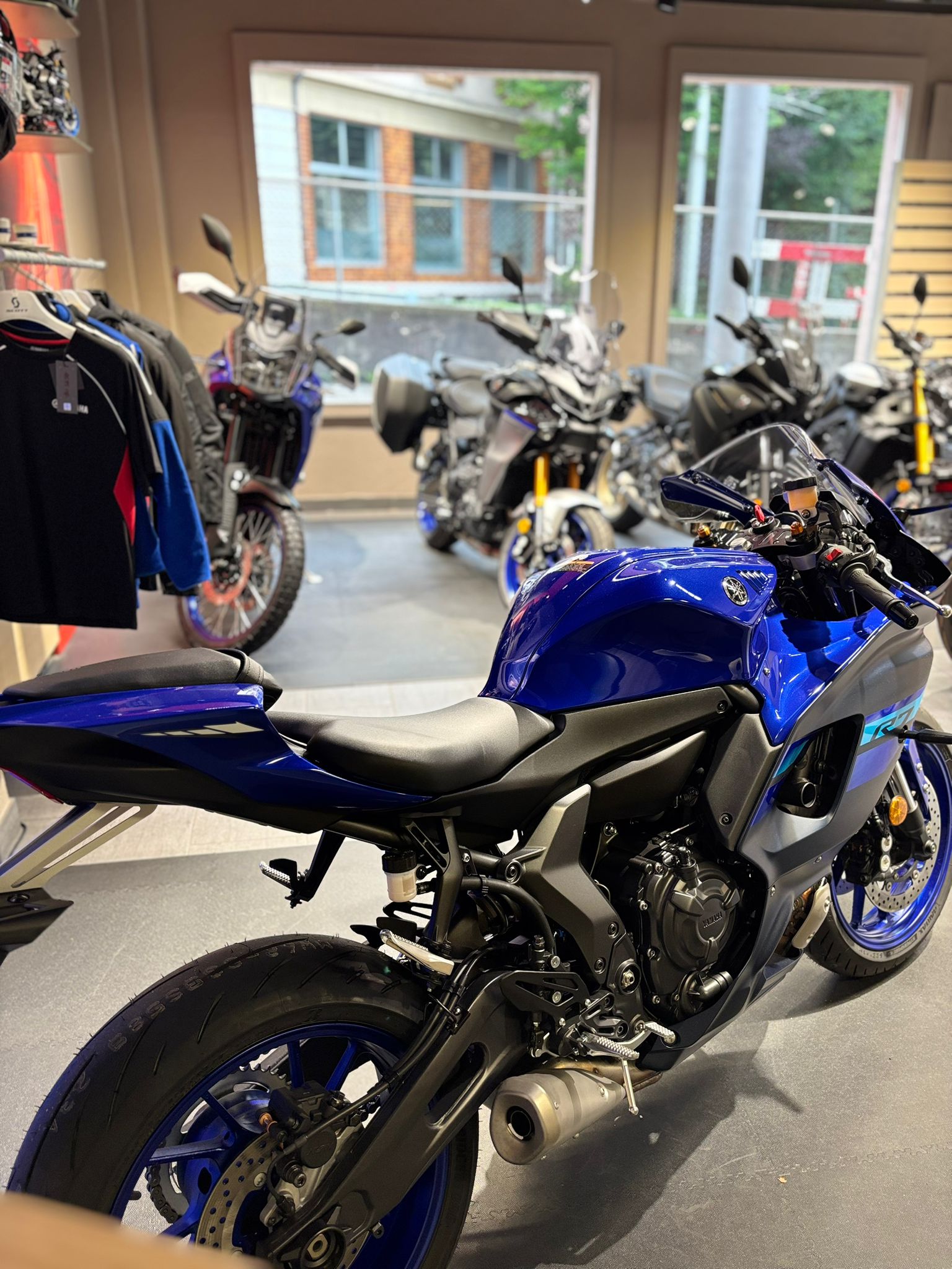 YAMAHA R7-showroom-element-2