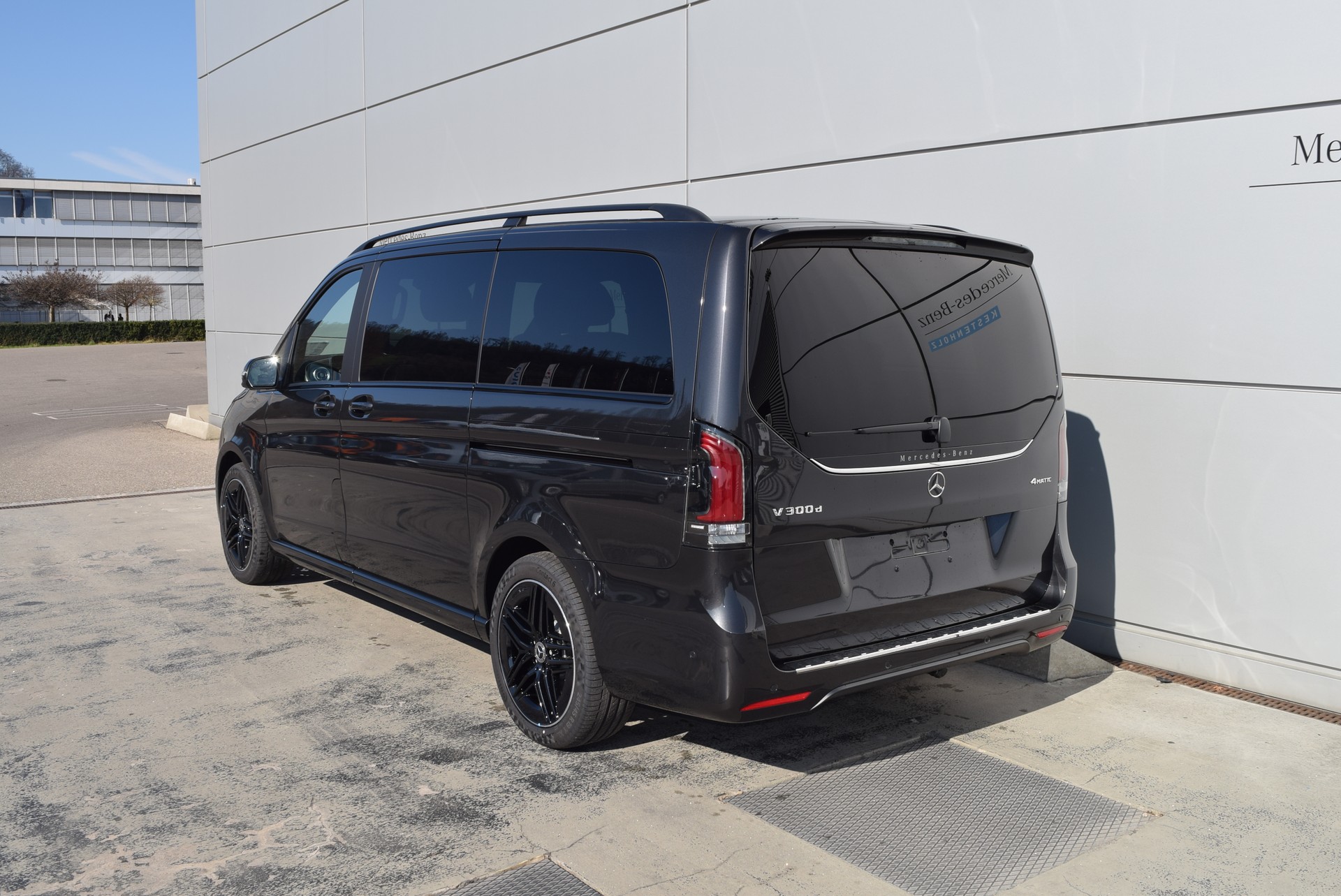 MERCEDES-BENZ V 300 d lang 4Matic Swiss Edition 9G-Tronic-showroom-element-3
