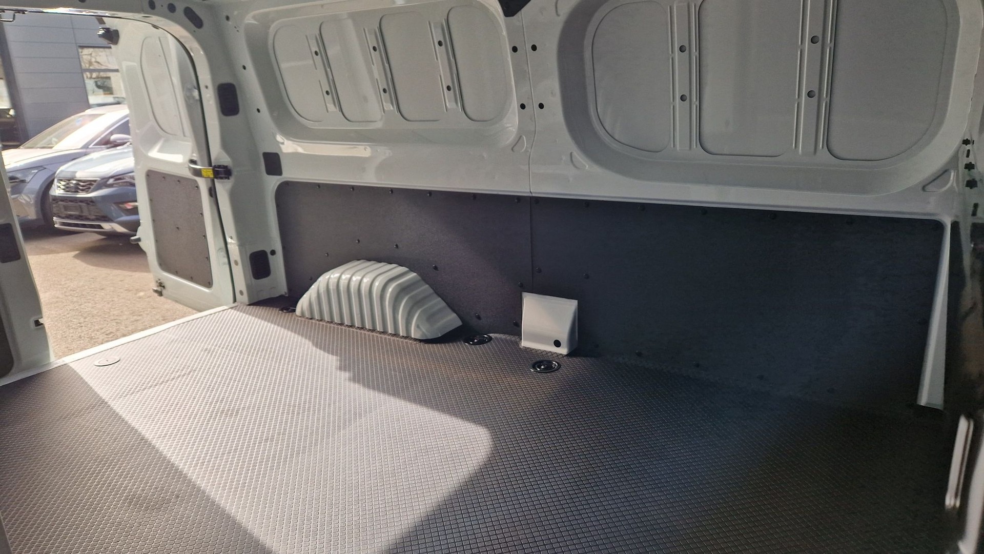 MAXUS eDeliver 7 L2 4WD 88 KWh-image-6
