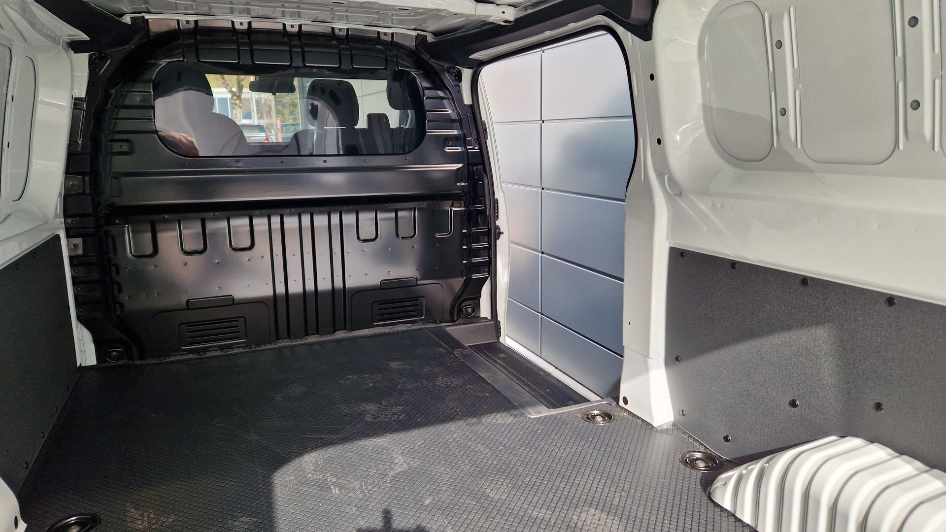 MAXUS eDeliver 7 L2 4WD 88 KWh-image-5