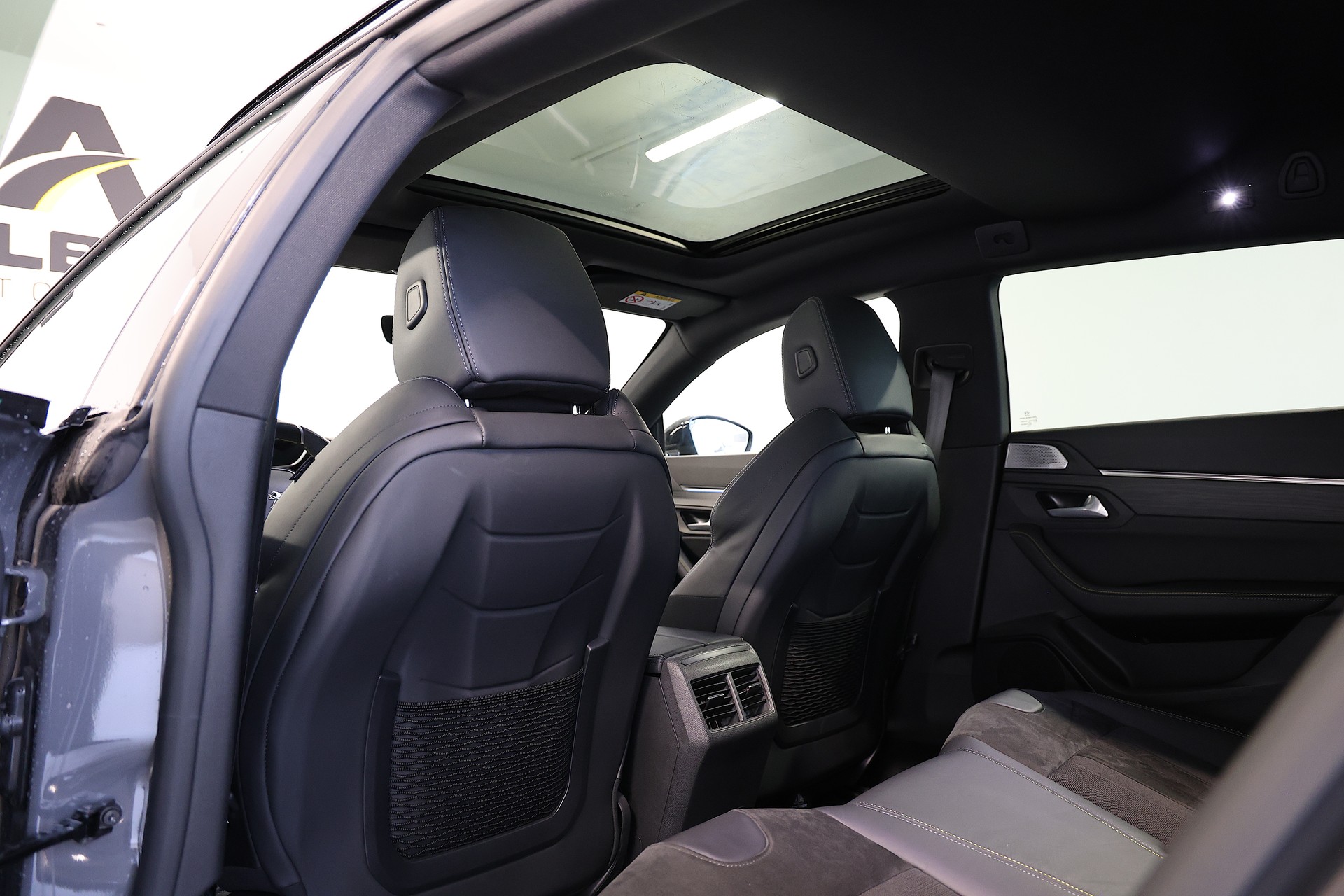 PEUGEOT 508 SW Hybrid4 360 e Sport Engineered-image-15