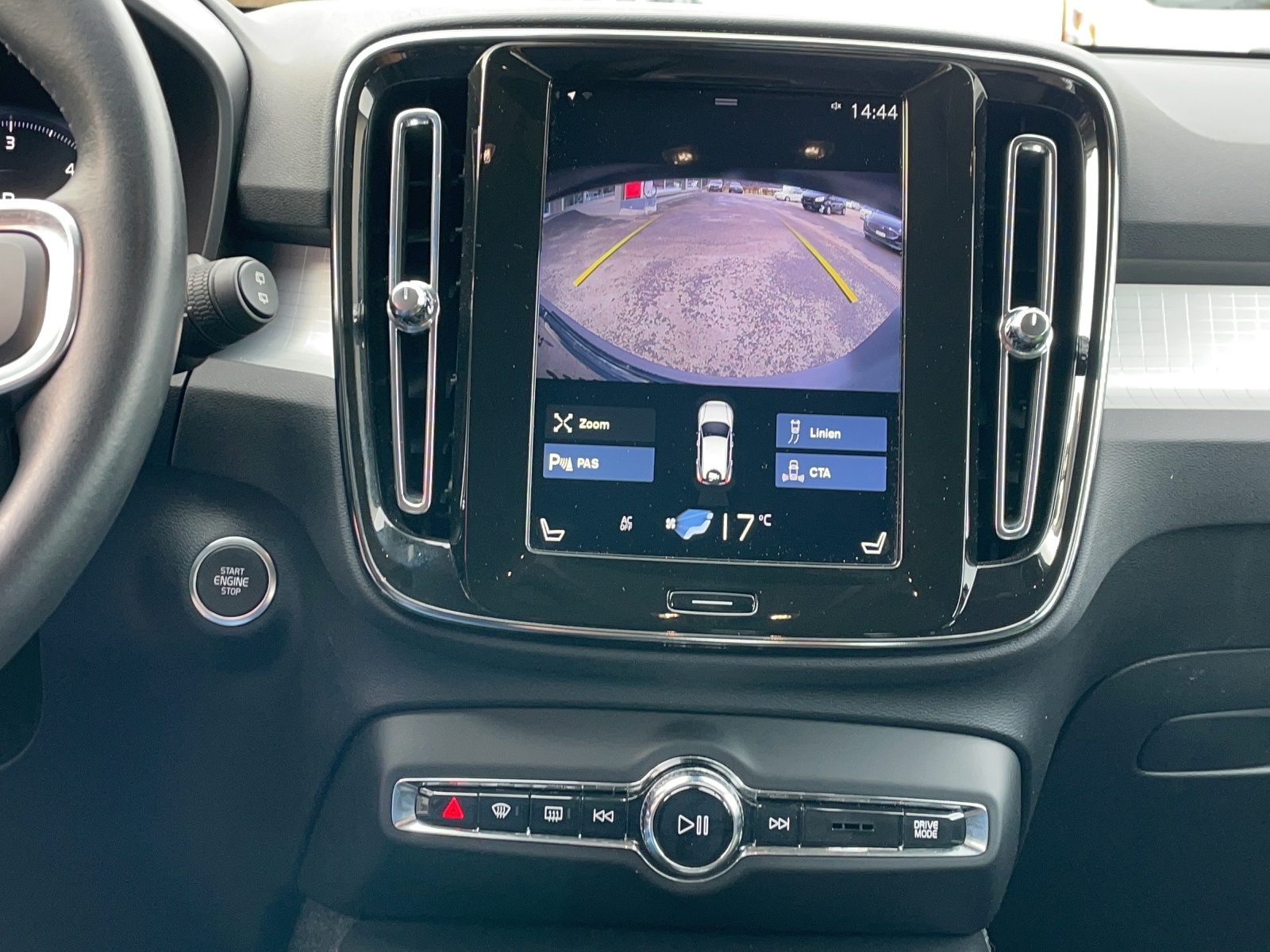 VOLVO XC40 2.0 D3 Momentum-image-7