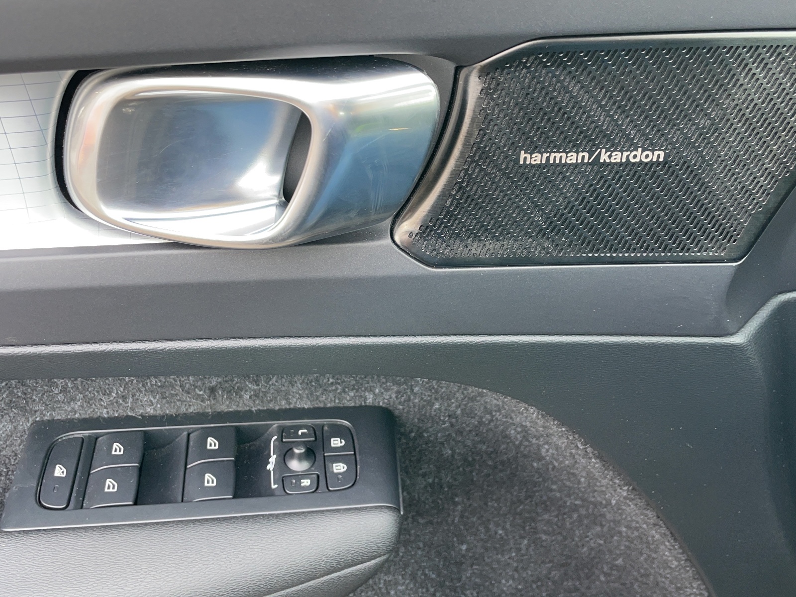 VOLVO XC40 2.0 D3 Momentum-image-10