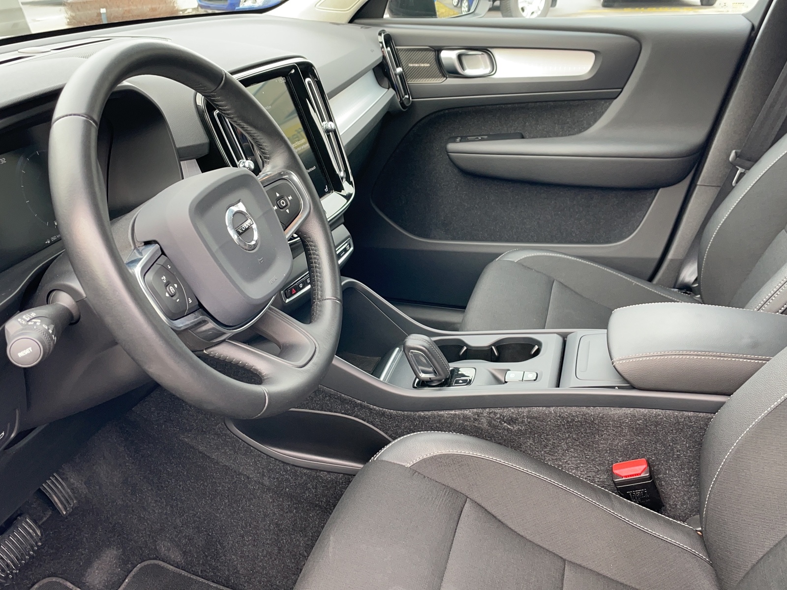 VOLVO XC40 2.0 D3 Momentum-image-4