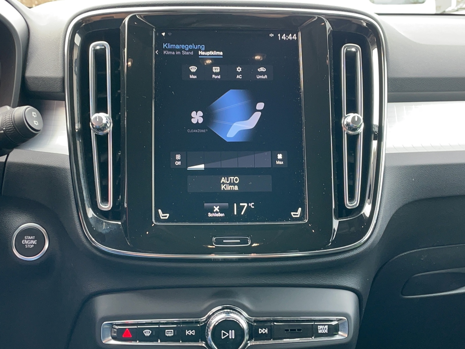 VOLVO XC40 2.0 D3 Momentum-image-6