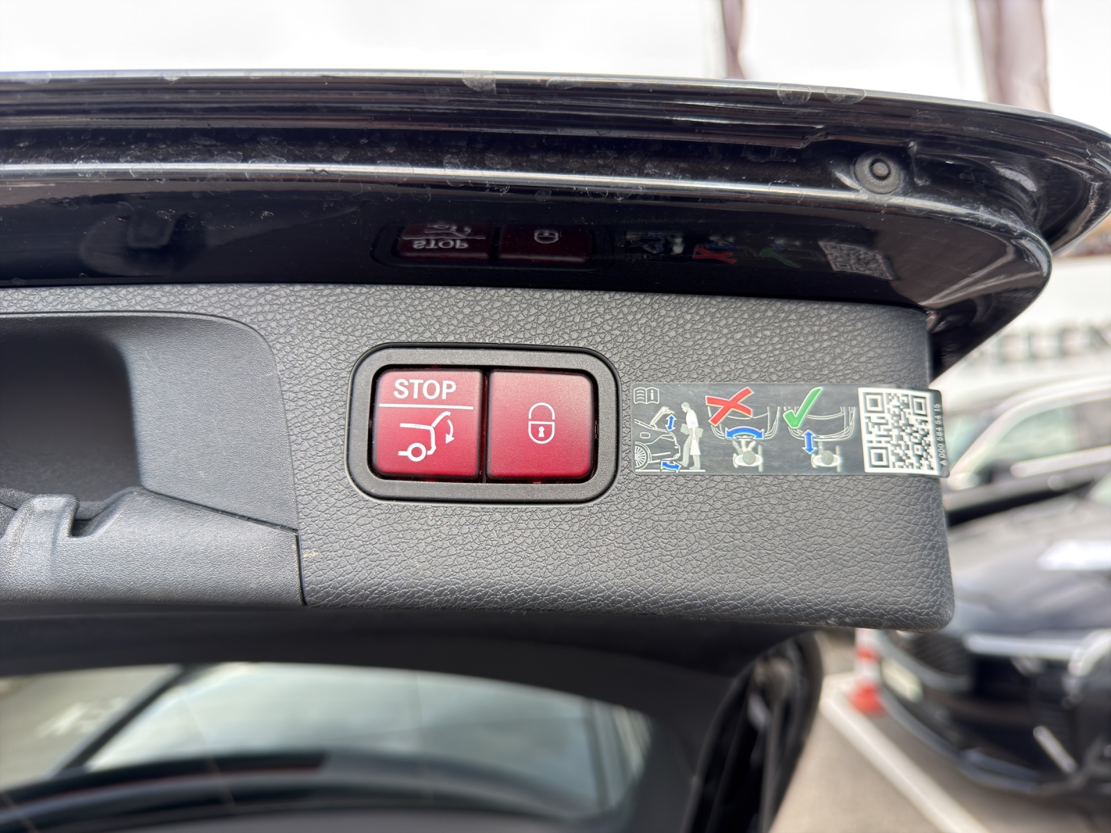 MERCEDES-BENZ E 300 de T 4Matic AMG Line 9G-Tronic-image-12