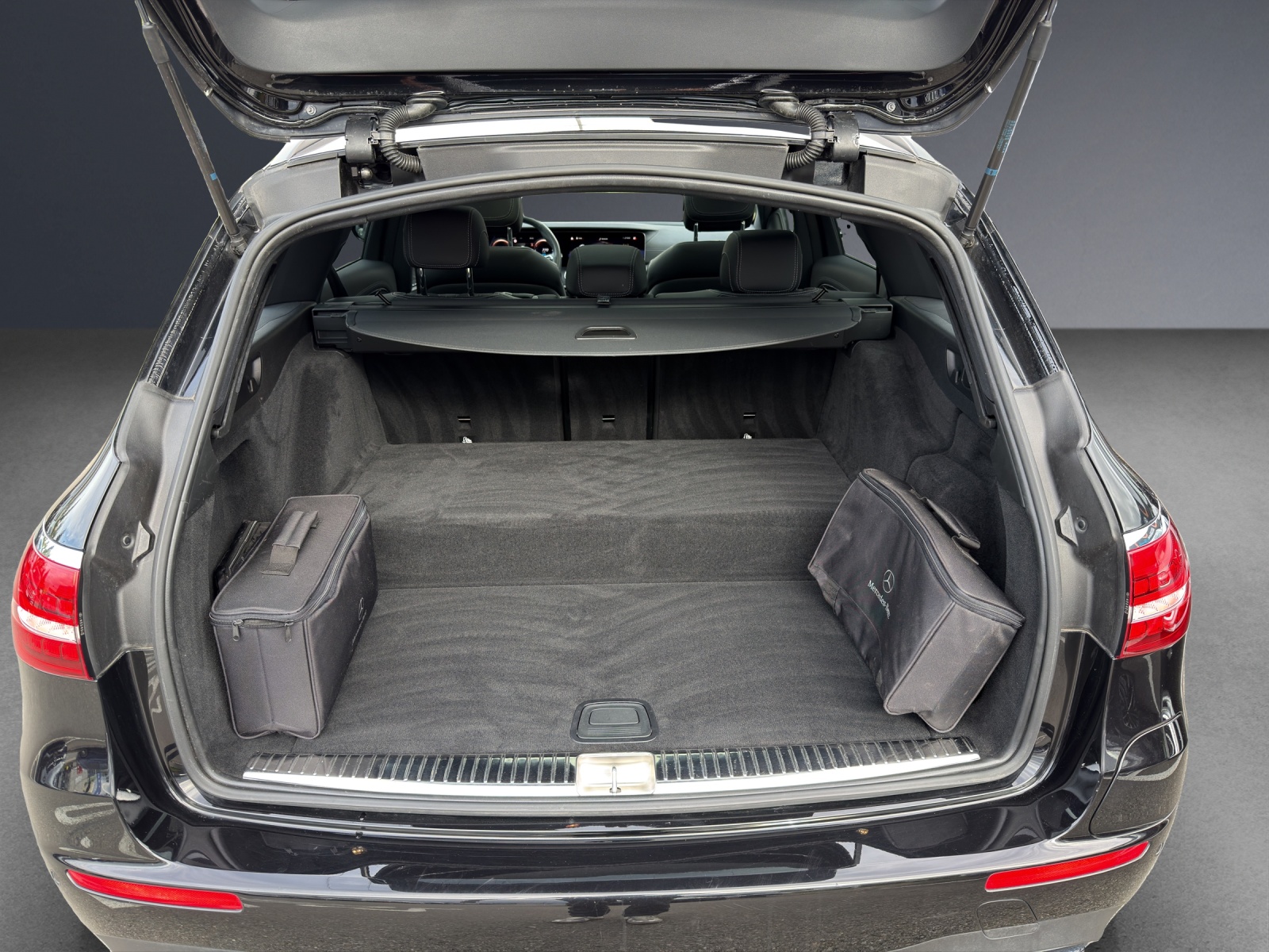 MERCEDES-BENZ E 300 de T 4Matic AMG Line 9G-Tronic-image-11