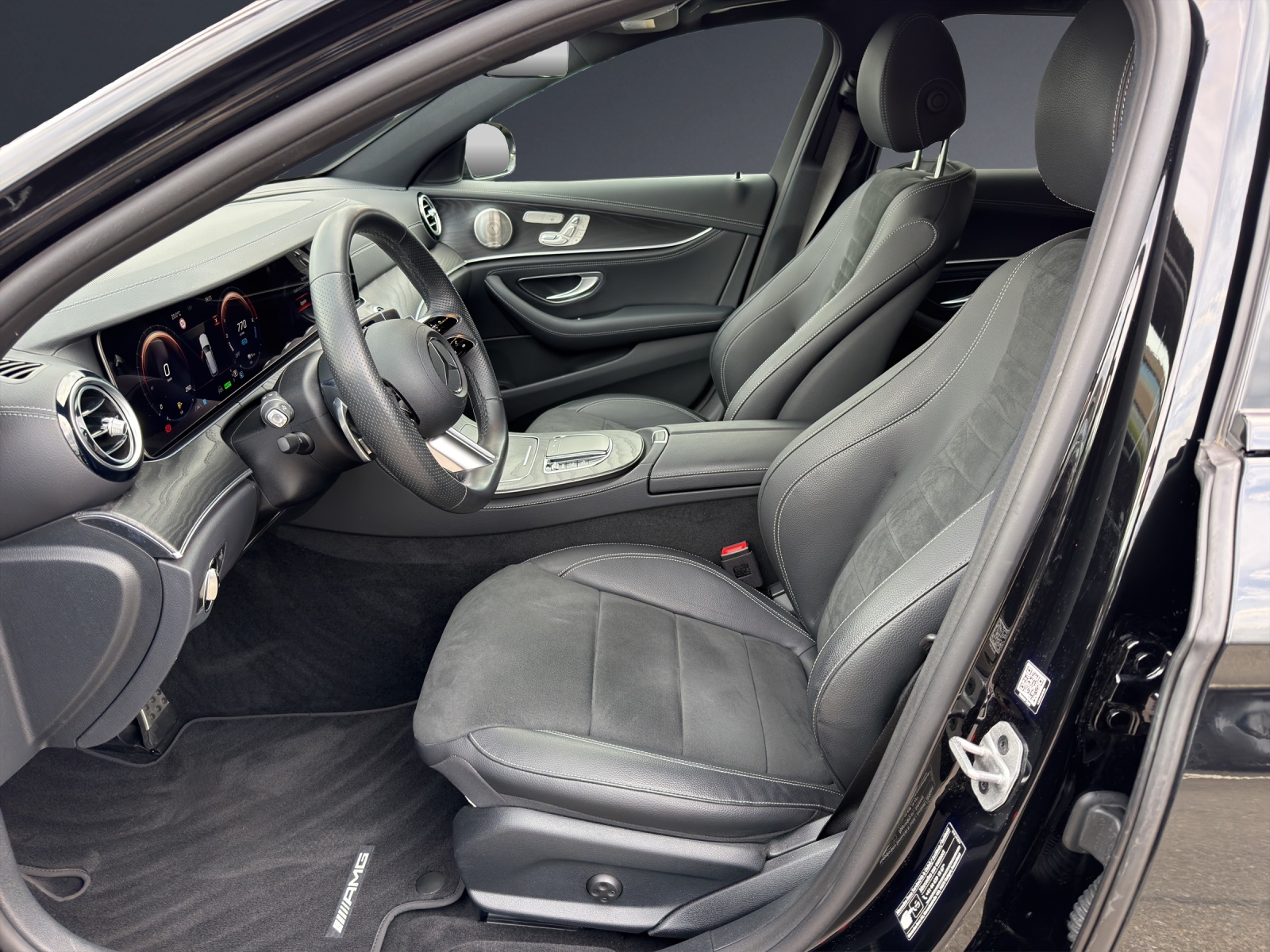 MERCEDES-BENZ E 300 de T 4Matic AMG Line 9G-Tronic-image-5