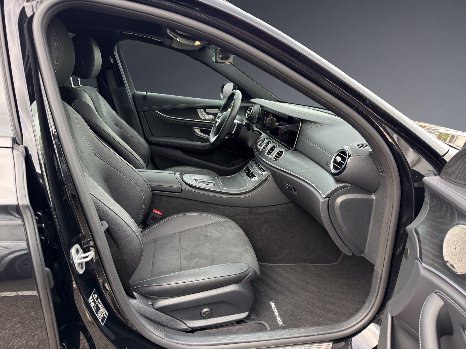 MERCEDES-BENZ E 300 de T 4Matic AMG Line 9G-Tronic-image-6