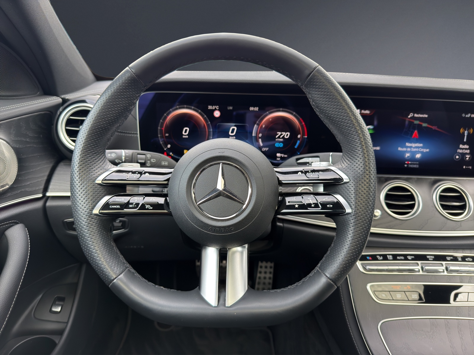 MERCEDES-BENZ E 300 de T 4Matic AMG Line 9G-Tronic-image-14