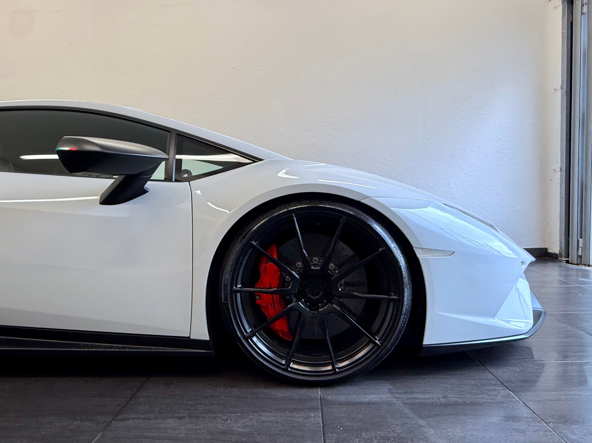LAMBORGHINI Huracan LP640-4 Coupé Performante "UNIKAT" DCT-showroom-element-3