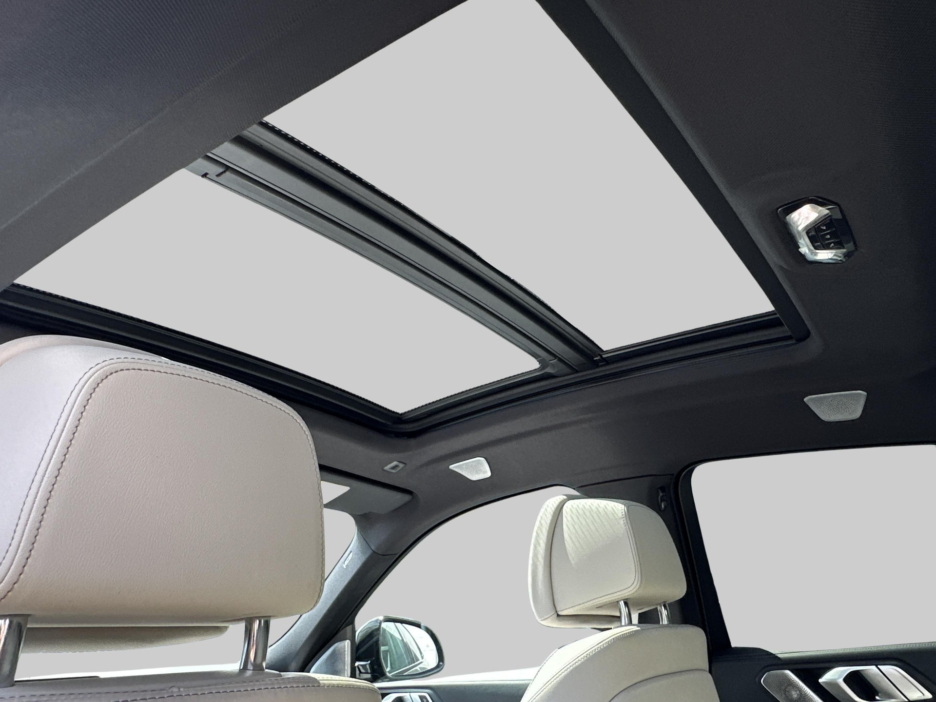 BMW X6 M50i-image-25