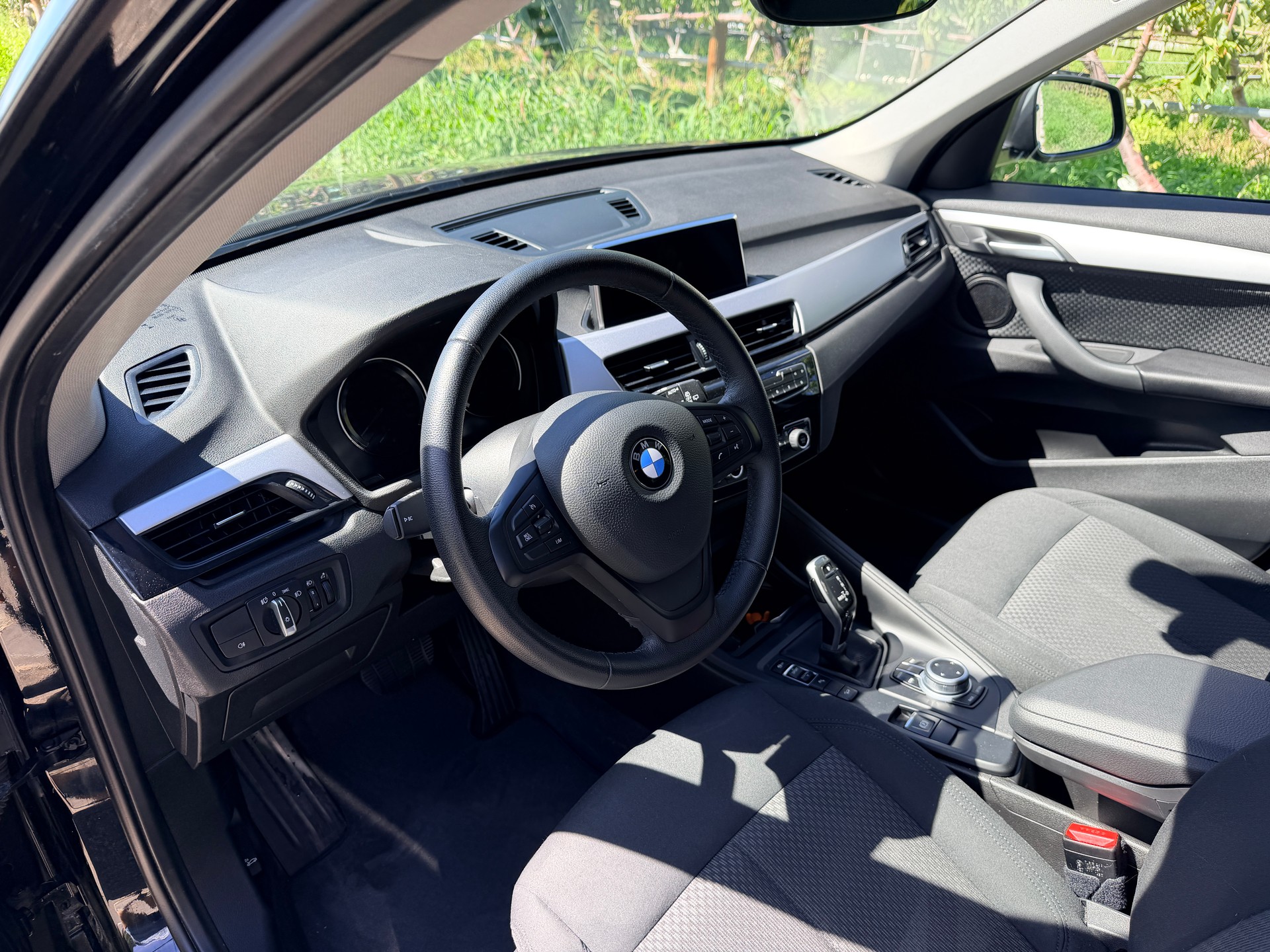 BMW X1 xDrive 20i Essential Edition Steptronic-showroom-element-3