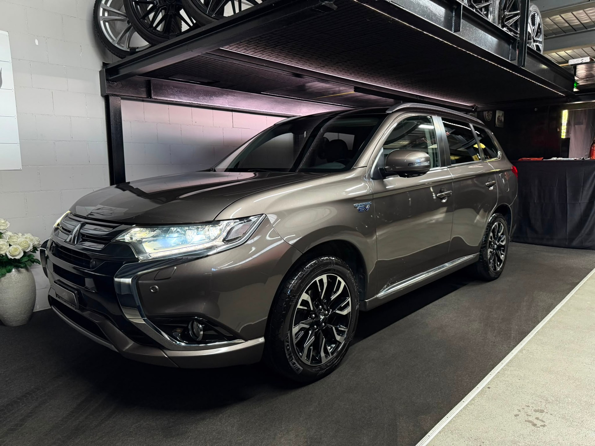 MITSUBISHI Outlander 2.0 PHEV Diamond 4WD Automatic-showroom-element-3