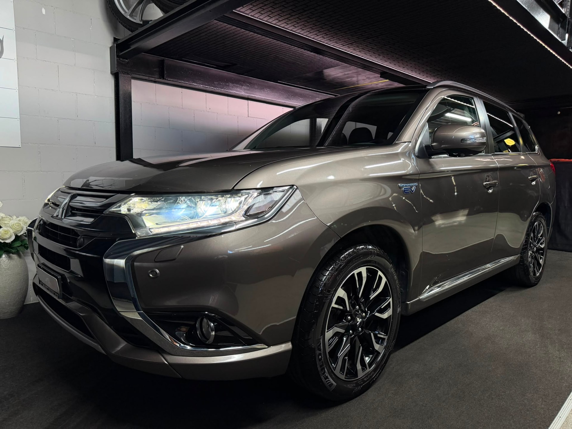 MITSUBISHI Outlander 2.0 PHEV Diamond 4WD Automatic-showroom-element-1